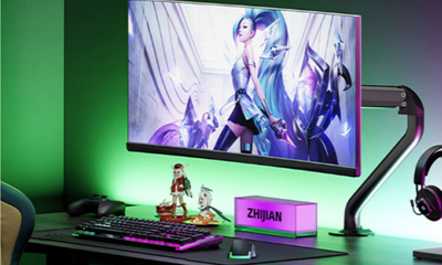 Why do professional esports players prefer adjustable display stands?
